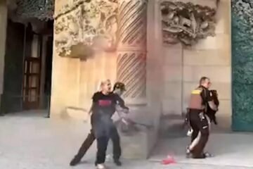 Activistas de Futuro Vegetal lanzan tinte en la Sagrada Familia por la «complicidad» de los políticos en los incendios