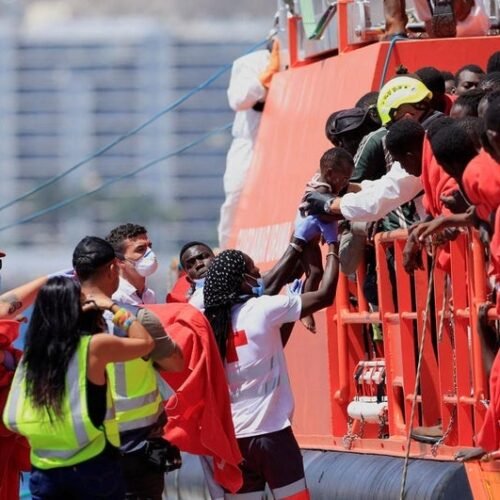 Caminando Fronteras denuncia el naufragio de un cayuco rumbo a Canarias, con 18 supervivientes y 49 cadáveres recuperados