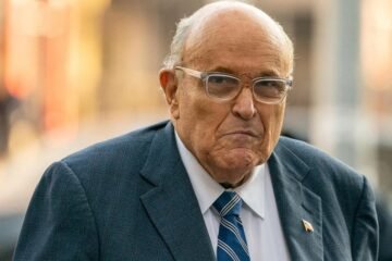 El exalcalde de Nueva York y exabogado de Trump Rudy Giuliani, hospitalizado tras un accidente de coche