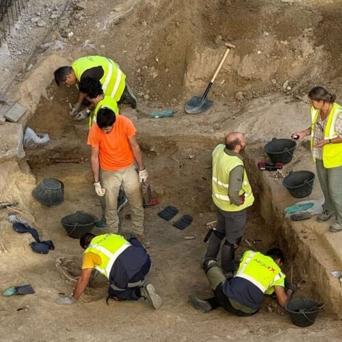 La construcción de un parking en Madrid desvela huesos y otros restos de un cementerio impulsado por Carlos IV