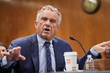 La cruzada de Kennedy contra las vacunas Covid continúa: ahora quiere ligar la muerte de 25 niños a la inyección
