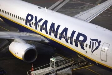Ryanair abandona los aeropuertos de Tenerife Norte y Vigo, cierra base en Santiago y se lleva un millón de plazas a Italia y Marruecos