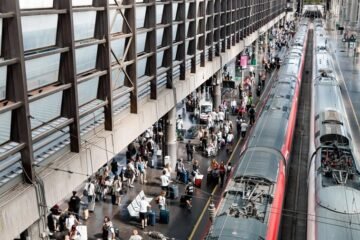 Una caída de los servidores informáticos de Adif provoca nuevos retrasos de AVE mientras Puente comparece en el Congreso