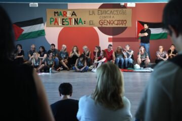 Un centenar de profesores se encierra en el Círculo de Bellas Artes de Madrid para reclamar al Gobierno el embargo de armas a Israel
