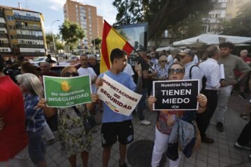 Vox intenta que la ola antiinmigración coja fuerza en Madrid con dos actos en tres días ante centros de migrantes en la región