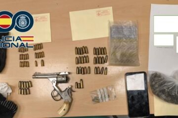 La policía detiene a un niño de 12 años en Granada con un arma, balas y droga en una mochila