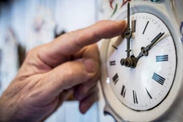 Un nuevo estudio científico alerta de que no cambiar la hora reduciría el número de infartos cerebrales y la obesidad