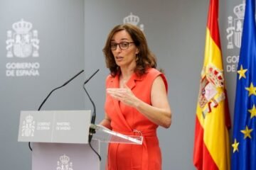 Los sindicatos plantan a Mónica García en la cuenta atrás para negociar el Estatuto Marco