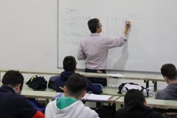 Cuánto dinero cobra un profesor de secundaria en 2025: sueldos por comunidades autónoma