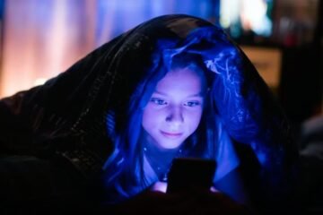Qué dice la ciencia realmente sobre las gafas que bloquean la luz azul: «No creas todo el bombo publicitario»