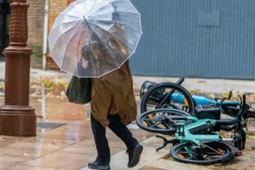 Un herido, varios atrapados y colegios evacuados en la provincia de Huelva por las fuertes lluvias