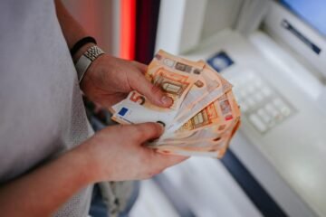 Cuándo se cobra el paro en noviembre de 2025: fecha confirmada por Santander, Caixabank, BBVA y otros bancos