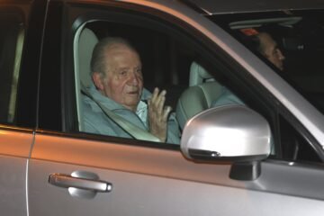 El rey Juan Carlos llega a España en plena polémica por sus memorias