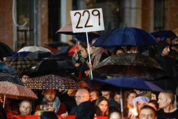 Primer aniversario de la dana, el funeral en directo | Varias marchas en la zona cero de la dana y una cacerolada a la hora del mensaje de alerta homenajean a las víctimas