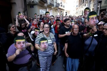 Primer aniversario de la dana, en directo | Cientos de personas recrean el recorrido de Mazón el día de la dana desde El Ventorro al Palau