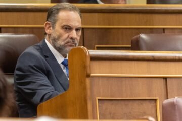 El exgerente y una trabajadora del PSOE declaran en el Supremo por los pagos en metálico a Ábalos