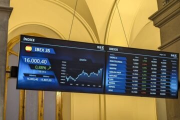 Las familias se suben al ‘boom’ bursátil con 25.000 millones más en fondos de inversión