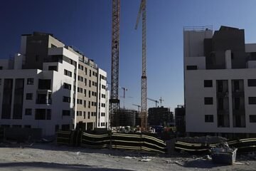 Los ayuntamientos solo podrán invertir en vivienda 6.000 millones de los 50.000 que tienen ahorrados