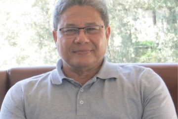 ALEJANDRO PRADO JATAR PRESENTA CUENTOS BREVES PARA UNA LARGA ESPERA, UNA OBRA QUE REIVINDICA LO COTIDIANO COMO ESPACIO DE LUZ, HUMOR Y REFLEXIÓN