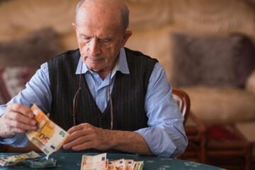 Ya es posible jubilarte antes de los 55 años en España: puedes cobrar unos 2.500€ al mes, sin depender de las pensiones