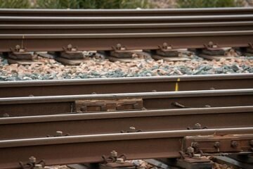 Así se hacen las soldaduras de vías como la que falló en Adamuz: dos operarios y acero fundido a 2.000 grados