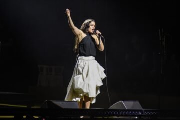Rosalía irrumpe por sorpresa en el concierto por Palestina en Barcelona y canta ‘La Perla’