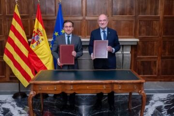 Albares y Duch firman un acuerdo para dar a Cataluña asiento en la Unesco y ONU Turismo