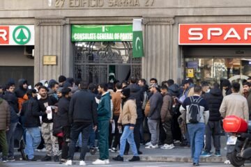 Largas colas en el consulado de Pakistán para el certificado de antecedentes penales para la regularización