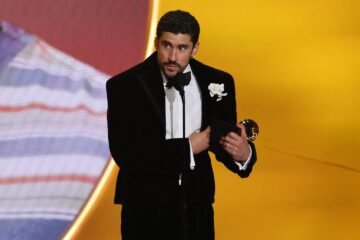 Bad Bunny gana el Grammy a mejor álbum con un disco en español y carga contra el ICE: «Somos humanos no salvajes»