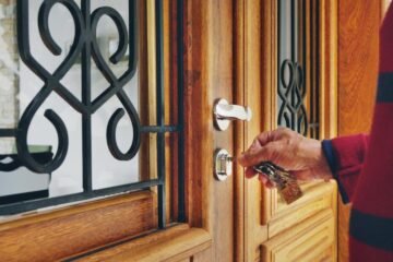 Confirmado: no se puede cerrar la puerta de un edificio con llave según la norma 179:2003 del Código Técnico de Edificación