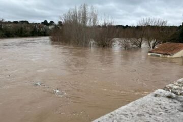 Desalojan 14 viviendas más de la comunidad Flor de Castilla en Tudela de Duero por un fallo eléctrico a causa de la riada