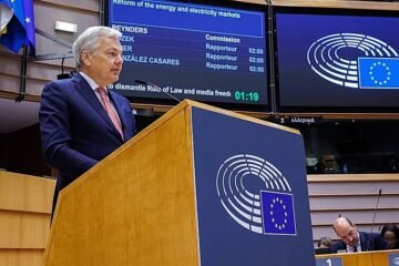 La Justicia belga amplía la acusación a los socios del excomisario Didier Reynders