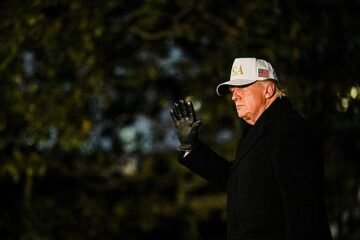 Trump amenaza con demandar al presentador de los Grammy por insinuar que estuvo en la isla de Epstein