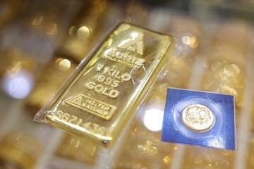 El oro y la plata ahondan sus caídas y borran las ganancias de 2026