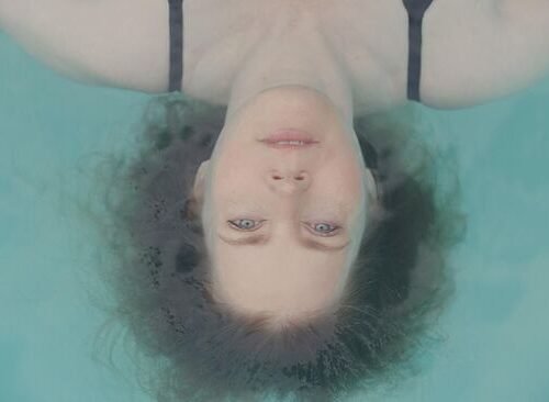 La Berlinale se desfonda con la pomposa y errática ‘At The Sea’, de Kornél Mundruczó y con Amy Adams (**)