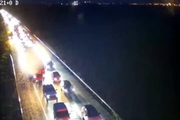 Cortada la autopista entre Sevilla y Cádiz tras la caída de árboles por el temporal