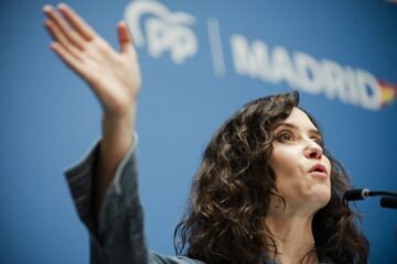 Ayuso acusa al Gobierno de Sánchez de buscar inmigrantes pobres con fines electorales “para vivir de la pancarta y la subvención”