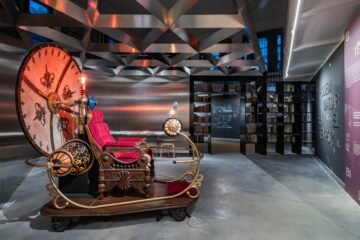 Subirse a la máquina del tiempo de H. G. Wells y mirar tras la estantería  de ‘Interstellar’