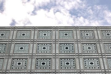 La policía francesa entra en el Instituto del Mundo Árabe para investigar la vinculación del exministro Jack Lang en el caso Epstein