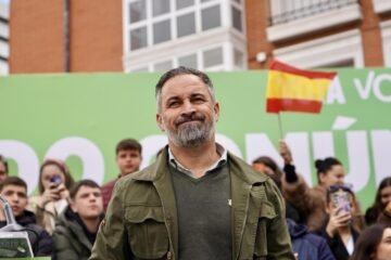 Abascal dice que Sánchez desvía su corrupción con la guerra y ensalza a Isabel la Católica: “La más grande de las españolas”