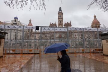 Trasladada al hospital tras la caída de un arco de iluminación fallera en València