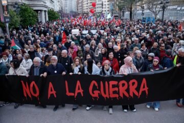 Una manifestación recorre el centro de Valencia al grito de “No a la guerra”