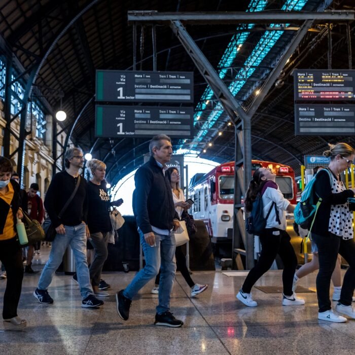 Polémica entre el Ayuntamiento de València y Renfe por cambios en la llegada de los trenes de Cercanías en Fallas