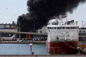 Un incendio en la terminal de ferris del puerto de Barcelona provoca una intensa humareda