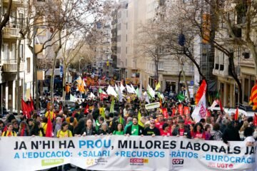 La Generalitat de Cataluña firma con CC OO y UGT un acuerdo para mejorar el salario de los profesores