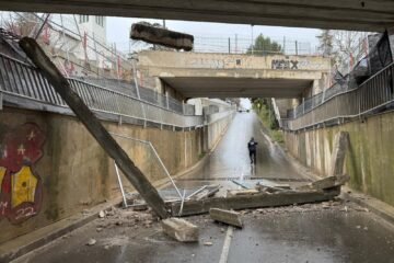 Parte de un puente de la R3 afectado por las obras de Rodalies se derrumba en La Garriga