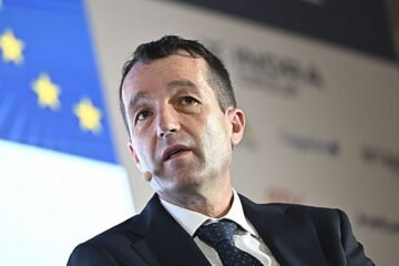 Escribano resiste el envite del Gobierno: no piensa dejar la presidencia de Indra y se siente respaldado por el consejo