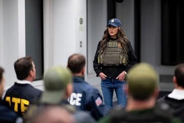 Kristi Noem: auge y caída de una ‘barbie’ con metralleta