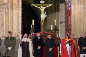Mañueco, sobrecogido en la salida del Cristo Yacente en Salamanca: «El silencio y la luz crean un escenario único»
