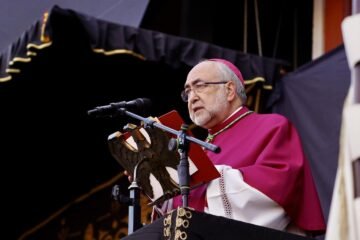 El arzobispo de Oviedo censura a los que declaran guerras y mienten: “Enfrentan y destruyen pueblos”